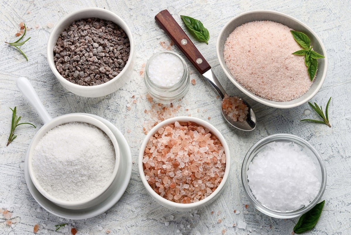 White Salt vs Pink Salt: Is White Salt Really Harmful?